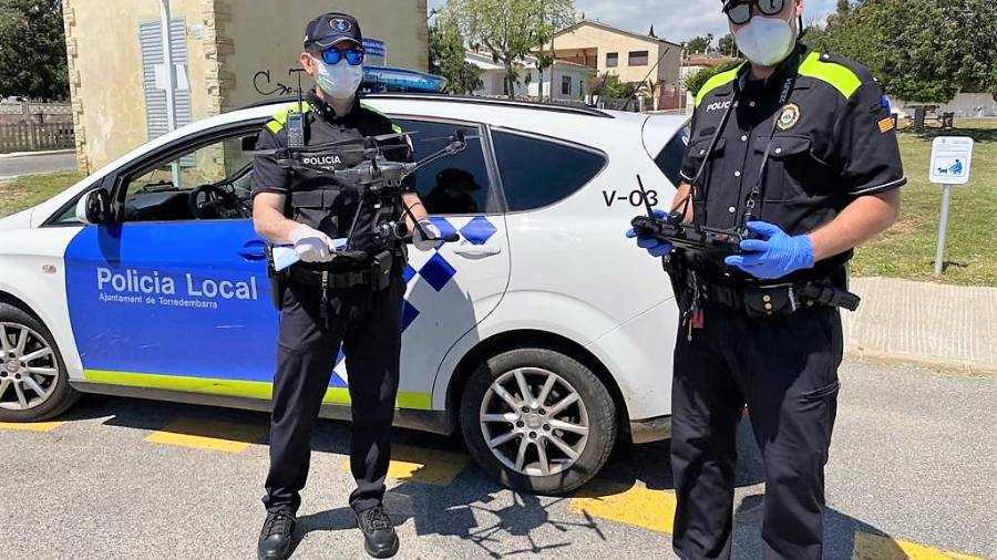 Dos agentes de la Policía Local de Torredembarra con el dron adquirido este mayo. FOTO: Anna F.-Aj. Torredembarra