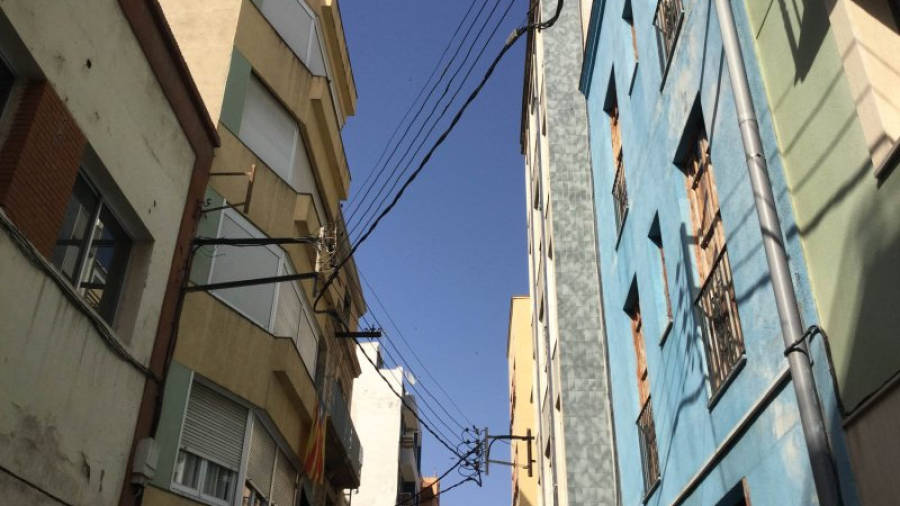 Imatge del cablejat aeri que penja de les façanes dels carrers interiors del Serrallo. Imatge del 22 de setembre del 2015