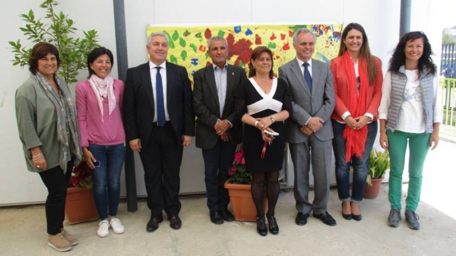A la visita hi van assistir representants de la Generalitat, l'alcalde, i la directora del centre, entre d'altres. Foto: Cedida