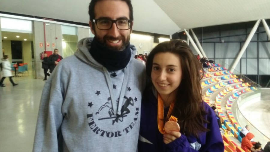 En la imagen el entrenador Ferran Tortosa y Alicia Vázquez con la medalla conseguida en el Campionat de Catalunya. Foto: cedida