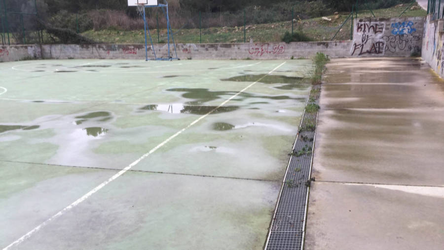 Imagen de la pista de baloncesto, que se encuentra en un estado de deterioro general. FOTO: CEDIDA FOTO: CEDIDA