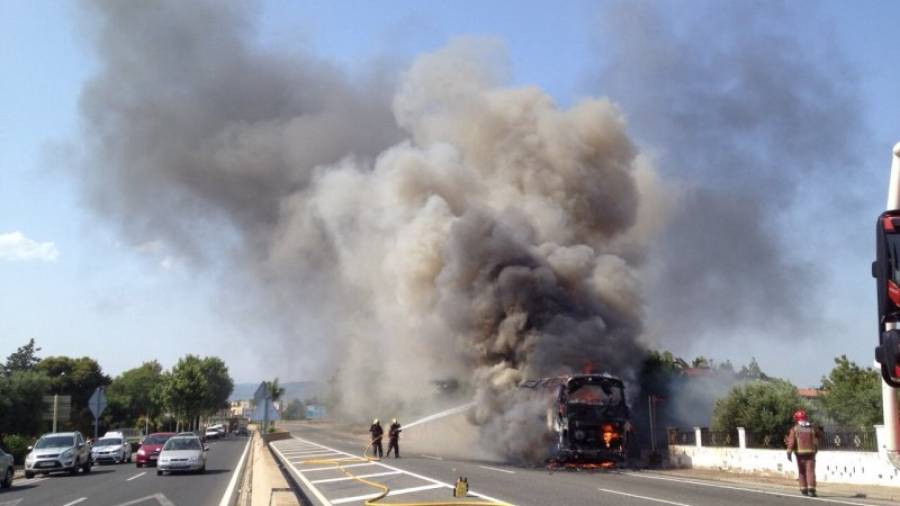 Imatge dels bombers tractant d'extinguir l'incendi FOTO: Alfredo González