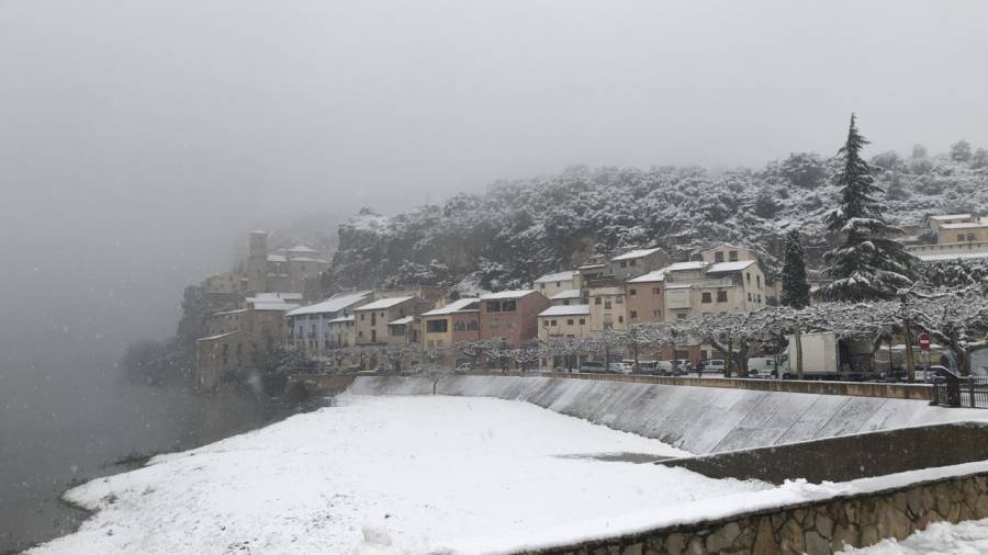 La neu cobreix l'interior de l'Ebre i Tarragona i acumula 30 cms als Ports