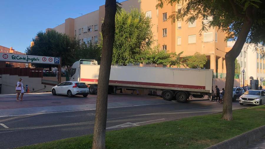 El tamaño del camión ha provocado la caída de la farola que ha golpeado a la mujer. C.Pomerol