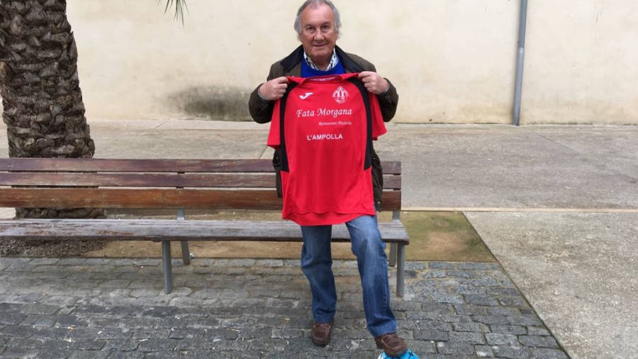 Paco Gilabert, presidente del CF Ampolla, con la camiseta del club. FOTO: JOAN REVILLAS