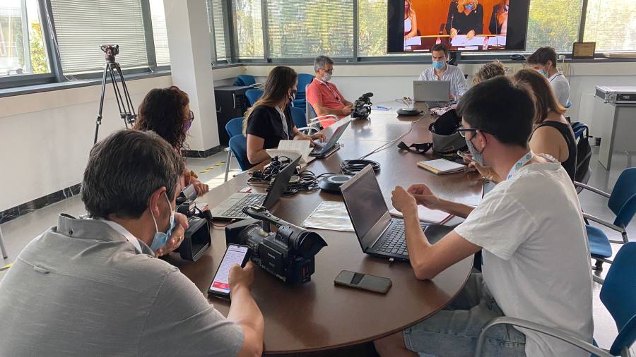 Los periodistas en la sala de prensa, siguiendo el pleno en streaming. FOTO: Alfredo González