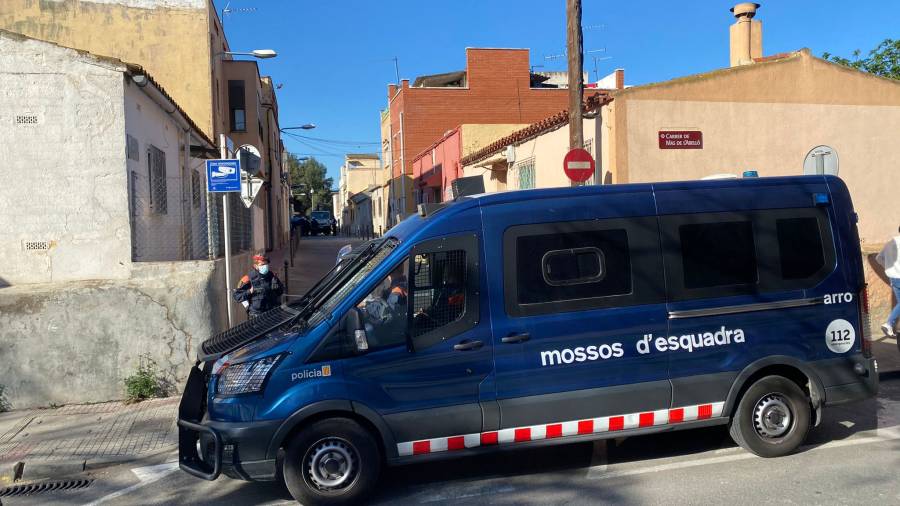 Dos furgonetas de antidisturbios se han activado en el operativo. FOTO: Alfredo González