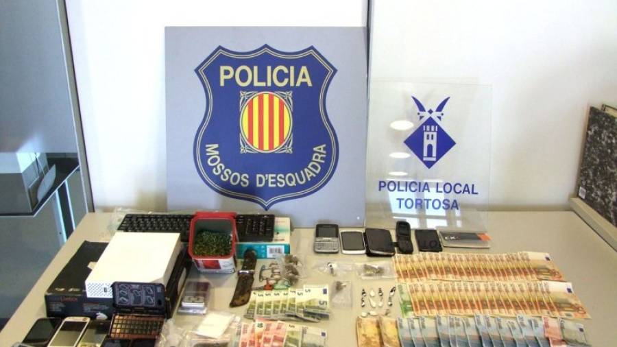 La droga, els estris i els diners intervinguts en els dos domicilis de Tortosa. Foto: Mossos d'Esquadra