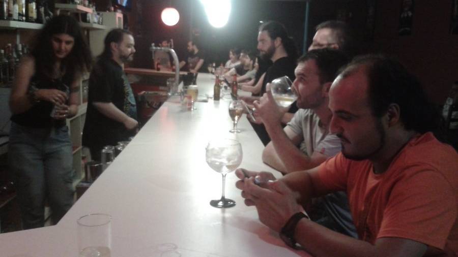 La barra del Bar Metal Heart, repleta de clientes el pasado viernes por la noche. Foto: J.Díaz