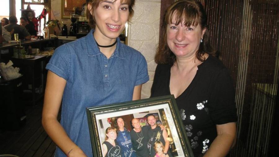Joana y su hija con una foto con Tony, que está en el centro de la imagen. Foto: JMB