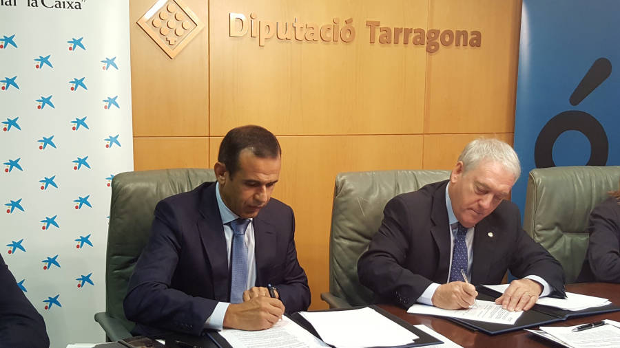 Jaume Masana i Josep Poblet signant l´acord que farà possible aquest programa. FOTO: CEDIDA