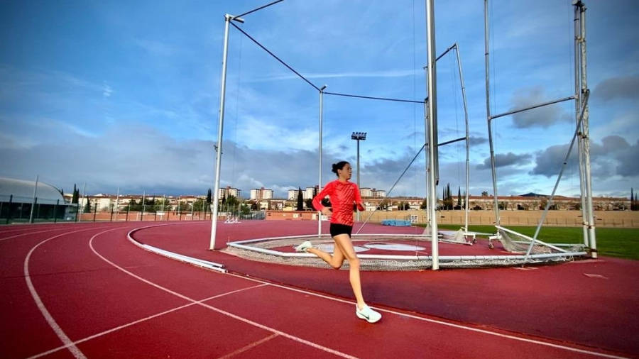 Marta Galimany, entrenando en la pista de Valls. FOTO: JORDI TODA
