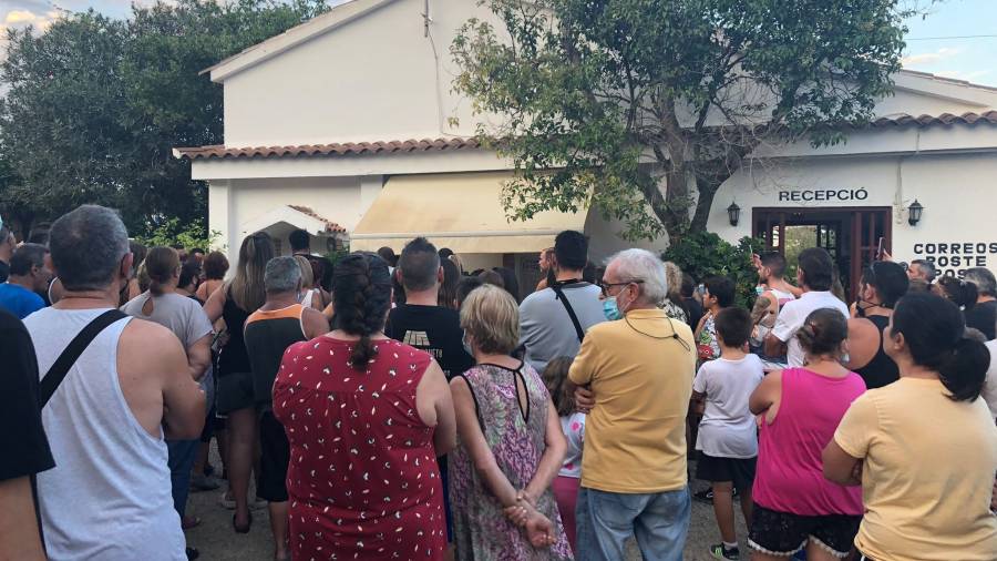 Decenas de clientes, manifestándose delante de la recepción del camping. FOTO: DT