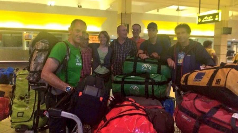 Los expedicionarios -Cadiach aparece a la derecha- el día que llegaron al aeropuerto de Islamabad. Foto: DT
