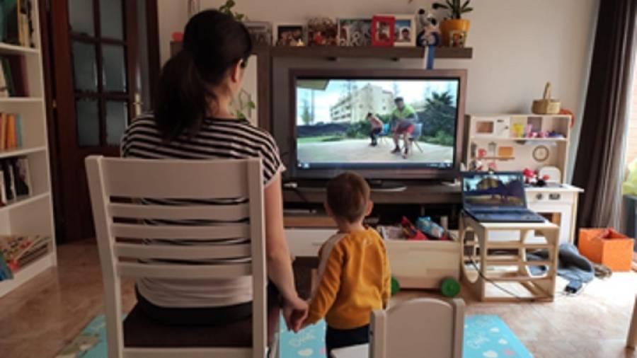 Una familia en su casa realizando actividades online con CALMA REUS. FOTO: CEDIDA