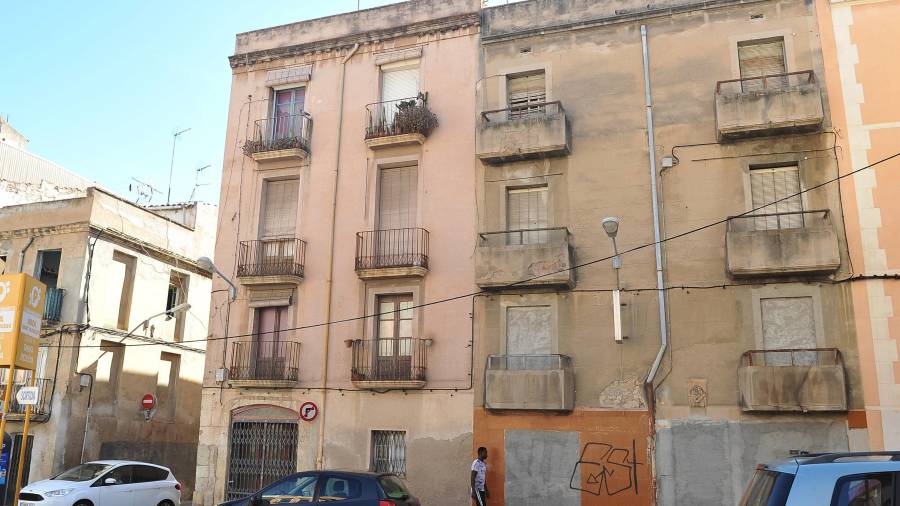 Los bajos de estos edificios del barrio del Carme, propiedad del Incasòl, llevan tiempo tapiados. Foto: Alfredo González