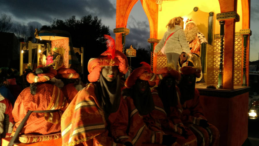 Los Reyes magos saludaron a todos por las calles de El Vendrell. FOTO: JOAN COLET