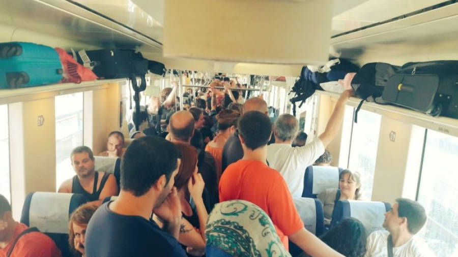 Imatge dels passatgers atrapats al tren. Foto: @Nacho_MG
