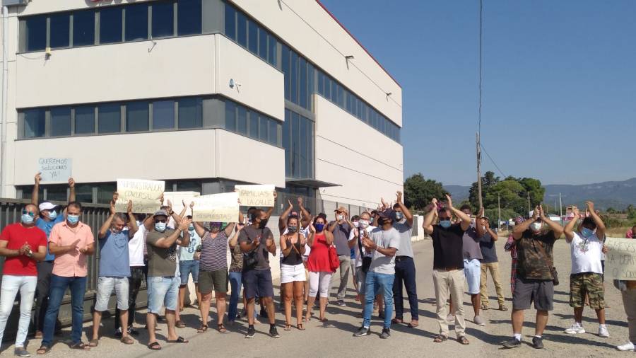 Los trabajadores esta ma&ntilde;ana protestando ante las instalaciones de Granja Crusvi. FOTO: CEDIDA