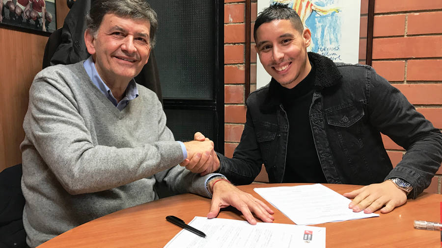 El presidente del Nàstic, Josep Maria Andreu, tras la firma del contrato con el futbolista francomarroquí Abdel Barrada. Foto: Nàstic