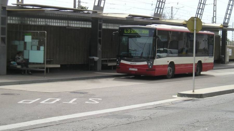 En El Vendrell es la línea entre Tarragona y Vilafranca la que hace las veces de bus urbano. Foto: JMB/DT