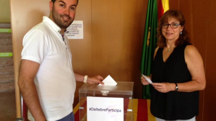 L'alcalde de Deltebre, Lluís Soler, dipositant la seva butlleta en la votació del nom de la nova plaça dedicada al procés de transició nacional. FOTO: ACN