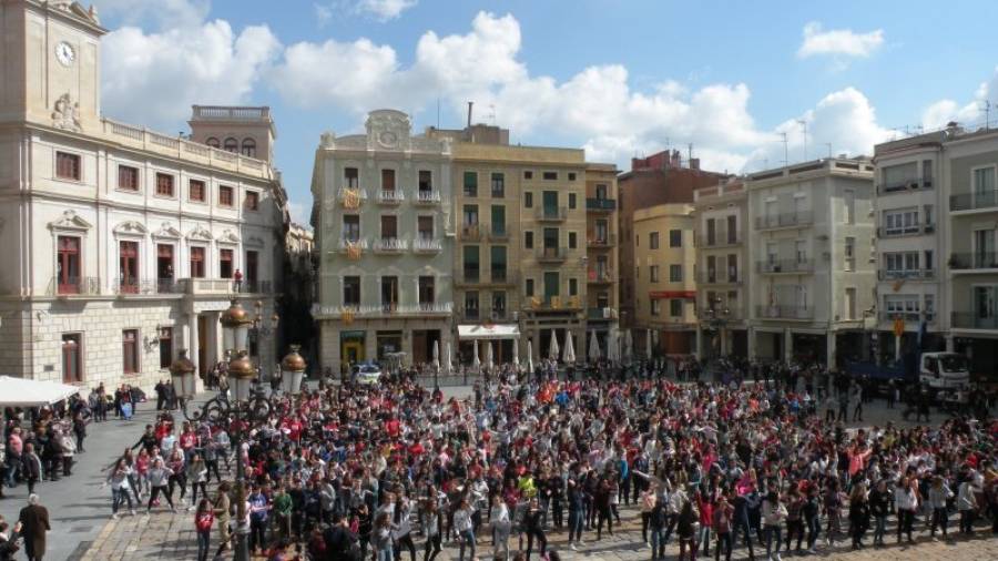Imagen de la ´flashmob´ celebrada ayer en la plaza Mercadal. Foto: Centro Pau Casals