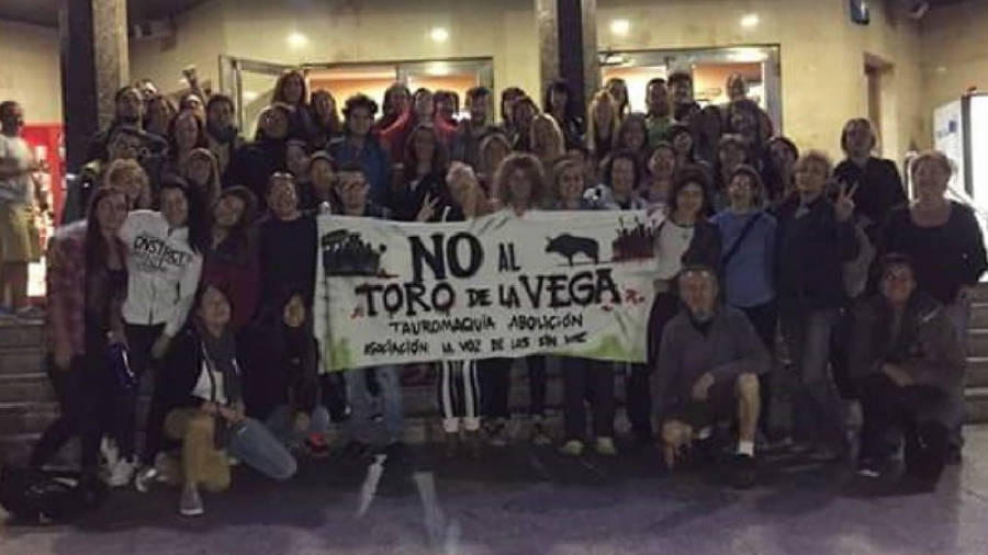 Activistas que viajaron a Tordesillas en bus desde Barcelona y Tarragona para asistir al Toro de la Vega. Foto: DT