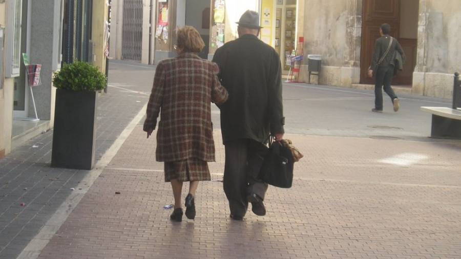 Dos ancianos paseando en una foto de archivo tomada en El Vendrell