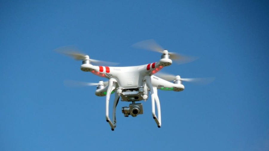 Cal recordar que molts drons porten càmeres incorporades, provocant també problemes de privacitat si se'n fa un mal ús