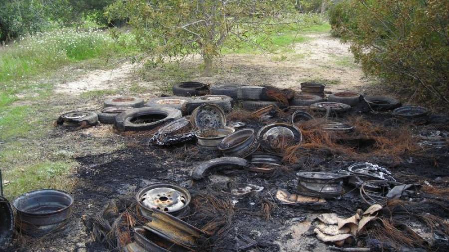 Resto de neumáticos y llantas que se podían ver después del incendio ocurrido por la mañana. Foto: Agents Rurals