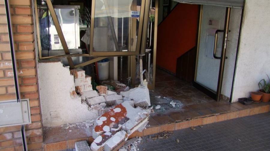 Los Mossos investigan si la banda está detrás de este asalto a un bar de un barrio de Ponent. Foto: Juan Lorenzo
