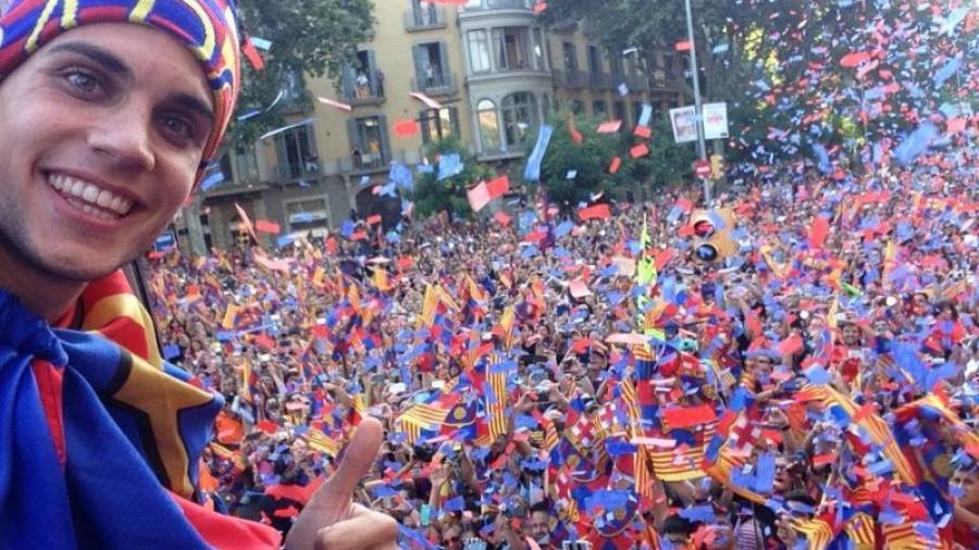 'Selfie' de Marc Bartra durante la rúa de celebración del Barça, hace unas semanas. Foto: Twitter Marc Bartra
