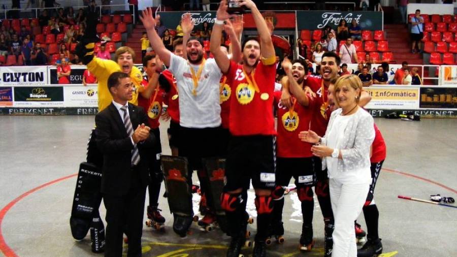 Los jugadores vendrellenses levantan el trofeo de la Lliga Catalana en el Olímpic de l´Ateneu. Foto: CE VENDRELL