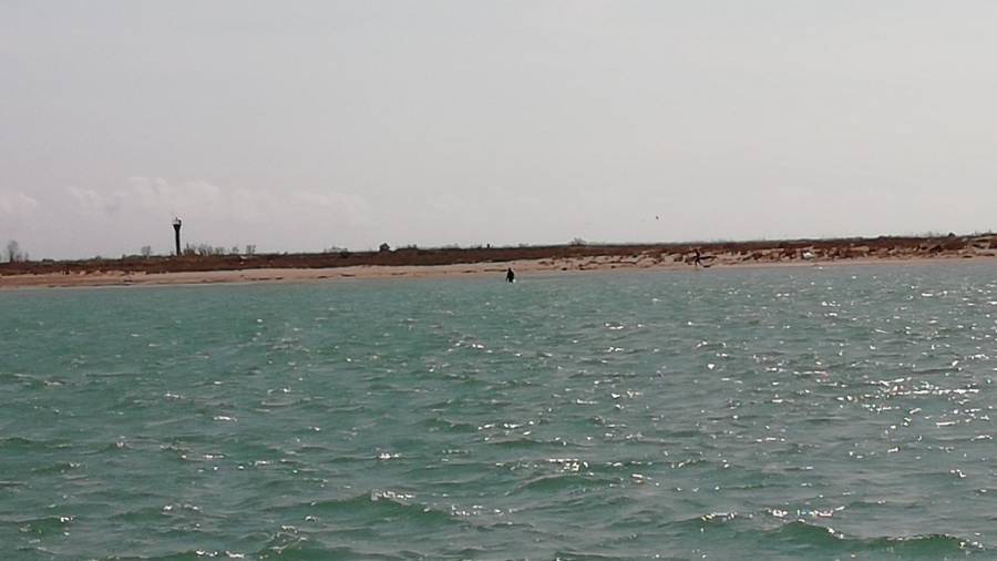 Al centre de la imatge es pot veure un dels tripulants que es dirigeix cap a la Salvamar. Foto: Salvamento Mar&iacute;timo