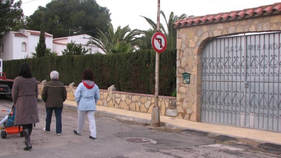 Els Mossos van trobar l'home mort en aquest habitatge, que duu el nom de 'Casa Miranda', al número 14 del carrer Anubis de la urbanització El Casalot, de Mont-roig del Camp. Foto: ACN