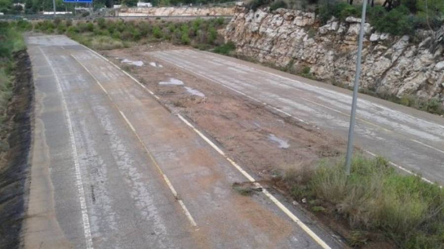 Ésta es la nueva zona de aparcamiento habilitada para los aficionados, en la antigua Nacional 340. Foto: Lluís Milián