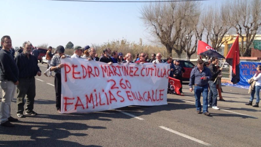 Los trabajadores han protestado cortando la carretera de Constantí. Foto: Alfredo González