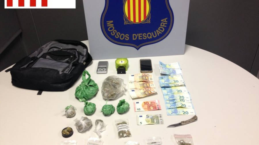 Imatge del material agafat als dos joves de Móra d´Ebre, amb un total de 16 bosses amb marihuana.Foto: mossos d´esquadra