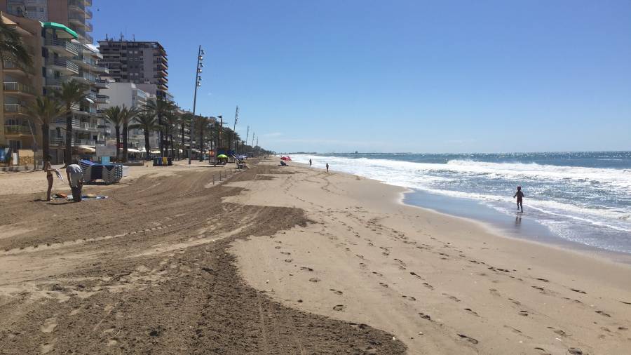 Una tramo de playa sin afectaci&oacute;n tras la retirada de la marea.