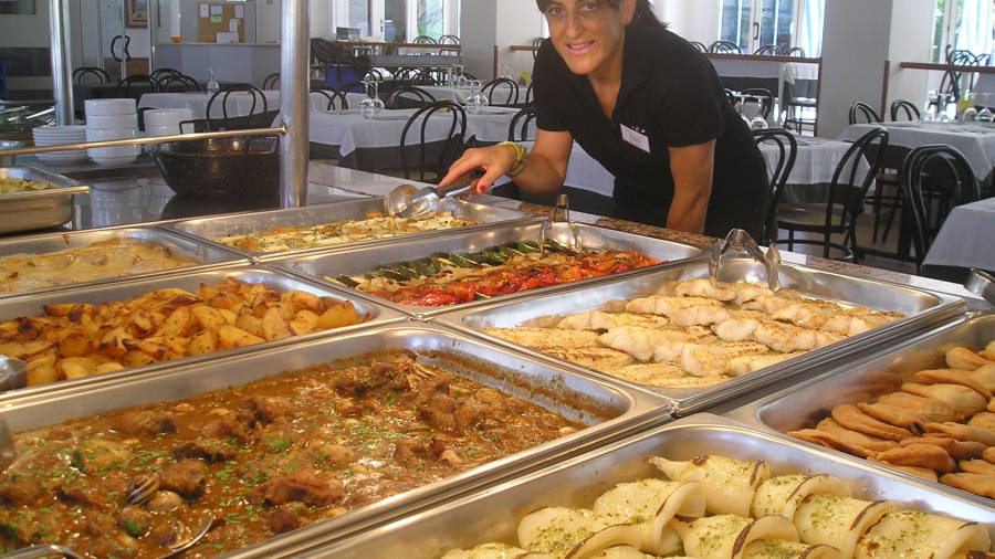 Carmen Martín lleva la gestión del buffet desde 1996, el año que abrió el restaurante y el hotel