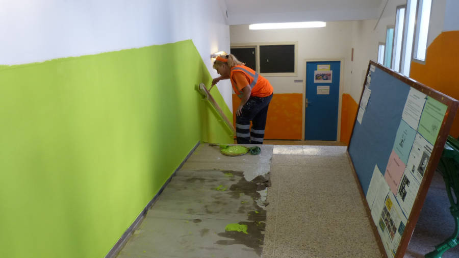 Una trabajadora pinta un pasillo de esta escuela pública de la capital de la Costa Daurada. FOTO: AJ. SALOU