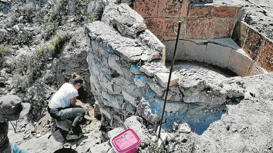 Intervenció d’arqueòlegs voluntaris al Poble Vell de Corbera d’Ebre. FOTO: Comebe