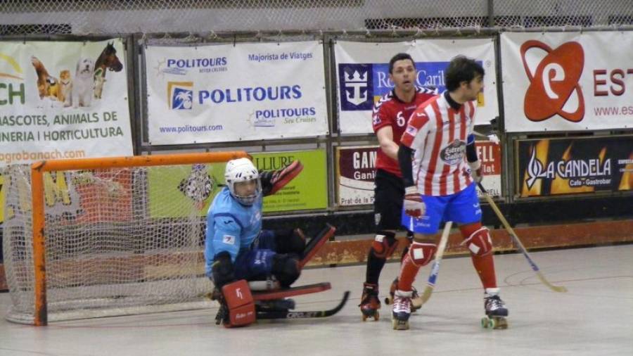 El jugador del cuadro rojinegro Jordi Ferrer (c) ayer tras un rival del cuadro gallego en el duelo disputado en el Centre d'Esports. Foto: CE Vendrell