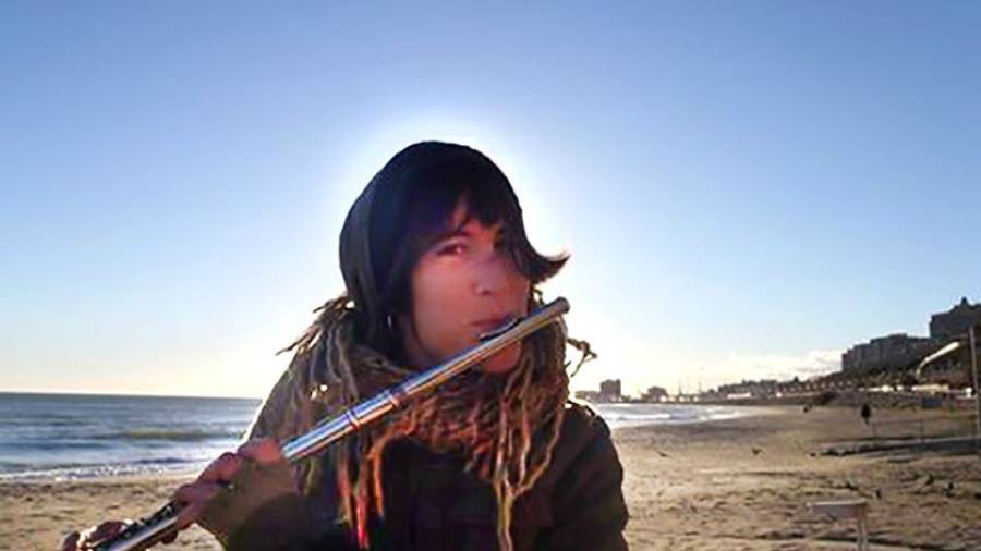 Meritxell en una fotografía tomada en la playa del Miracle tocando la flauta travesera. FOTO: DT