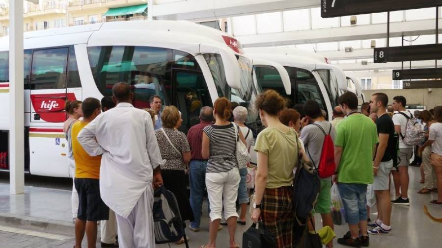 Imatge de passatgers de la línia regular de bus entre Tortosa i Barcelona. Foto: CEDIDA