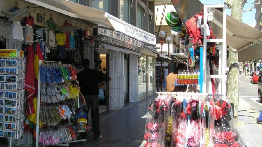 Imagen de archivo de una tienda- bazar de Salou FOTO: E. C.