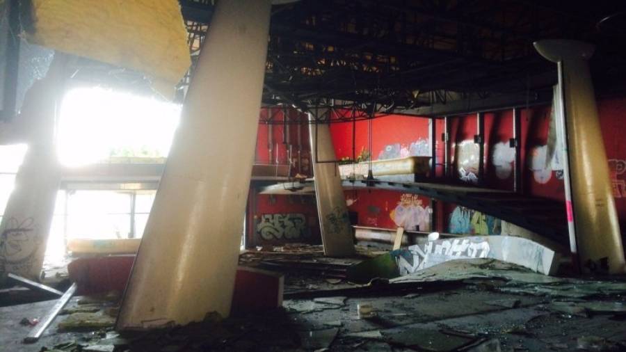 El interior de la antigua discoteca está totalmente destrozado y el mobiliario saqueado. Foto: Cedida