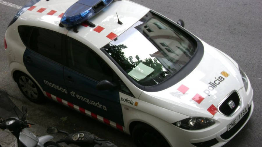 Els Mossos van detenir la conductora per un delicte contra la seguretat viària, conduir sota els efectes de l'alcohol i per negar-se a sotmetre's a la prova d'alcoholèmia. foto: dt