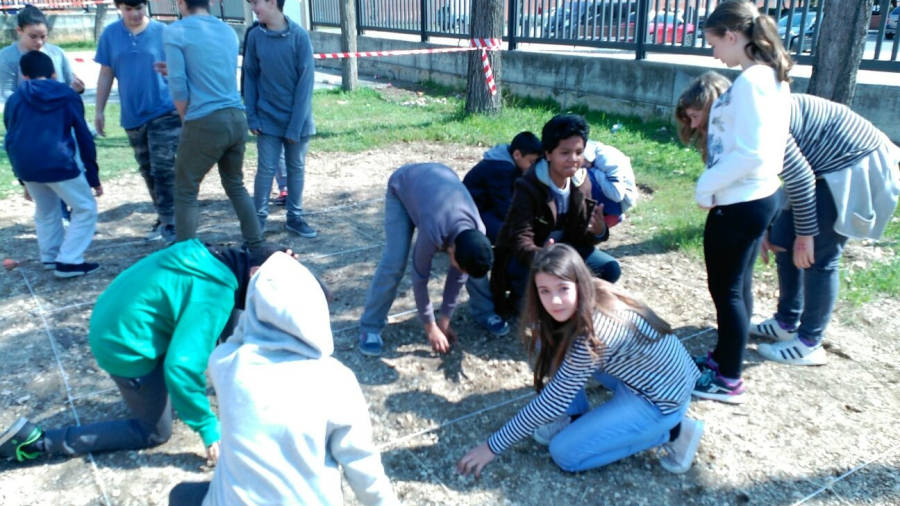 Alumnos de 1º de la ESO delimitando parcelas de la excavación FOTO: CEDIDA